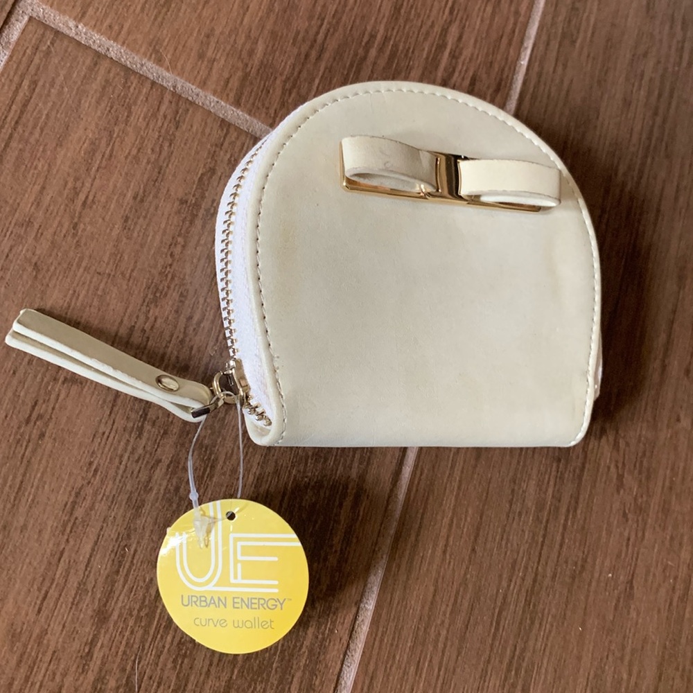 BRAND NEW WITH TAGS Curve Wallet from URBAN ENERGY. Off white Color.